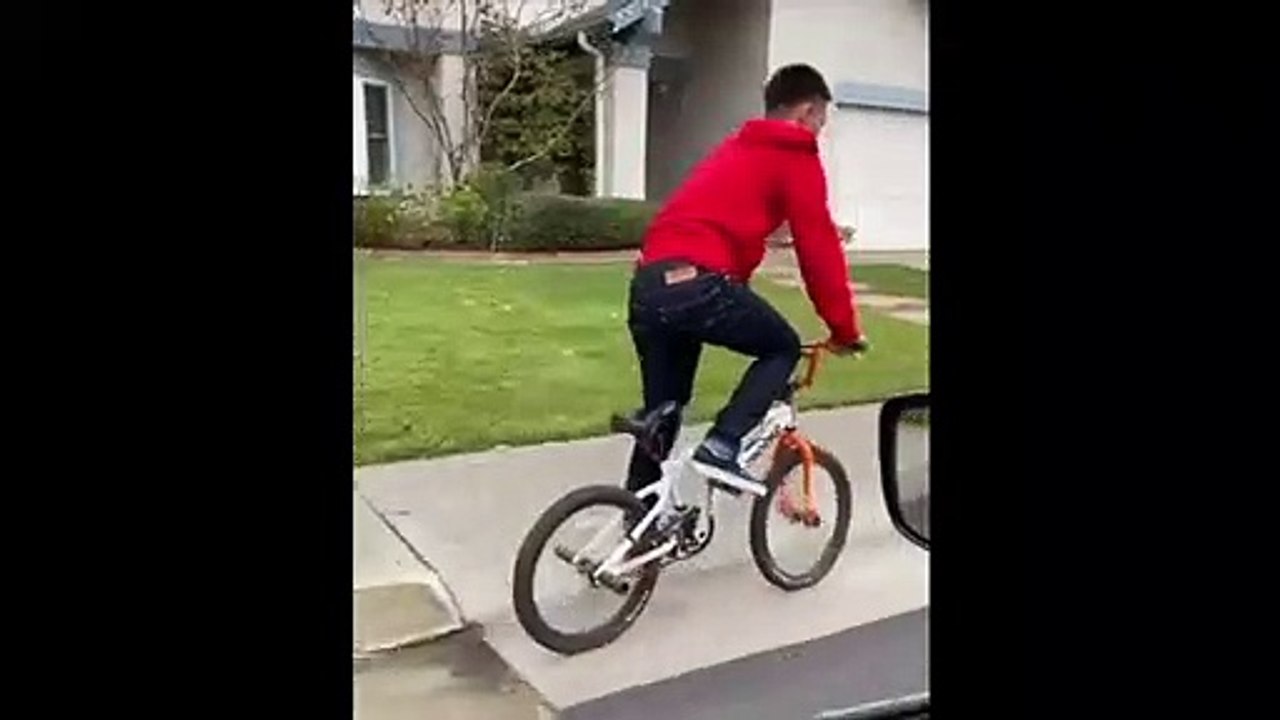 Faire du vélo sans regarder devant... FAIL