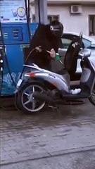 Réservoir percé : il fait le plein d'essence de son scooter sans savoir !