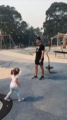 Papa veut faire le malin, saute et tombe !