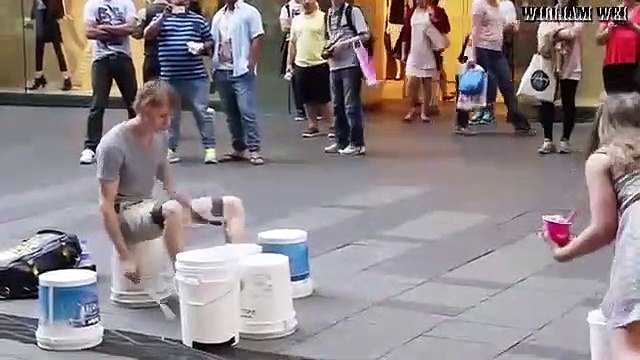 Este chico arrasa en las redes con su forma de tocar su batería improvisada en la calle