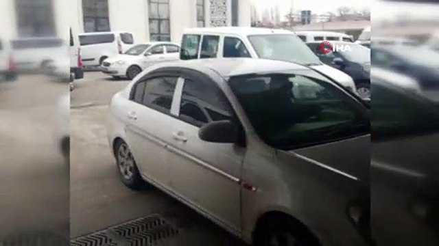 Araçtan uzun namlulu Kalaşnikof atan iki zanlı yakalandı