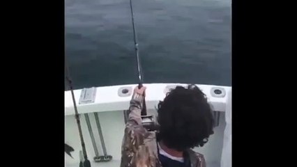 Este niño sale a pescar con su padre y se encuentra frente a frente con un tiburón blanco