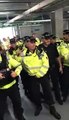 La Policía inglesa usa gas pimienta para evitar que los hinchas salgan de un estadio