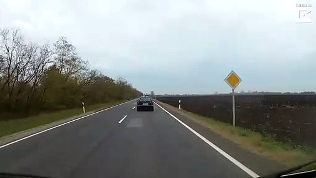 Il se fait doubler par une voiture qui en tracte une autre... Risqué