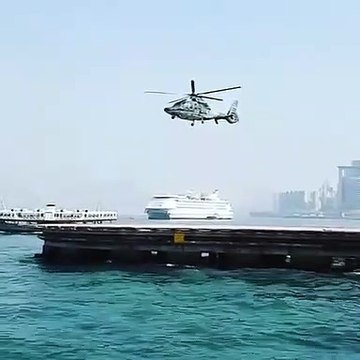 Les pales de cet hélicoptère semblent fixes alors qu'il vole !!