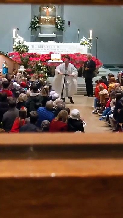 Ce prêtre arrive en trottinette pour la messe de Noël