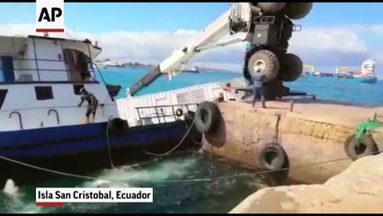 Accidente de una barcaza genera derrame de petróleo en aguas de las Galápagos