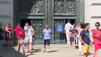 Sánchez queda en ridículo por las colas de visitantes que ha provocado en el Valle de los Caídos