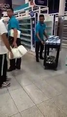 “Pillados con las manos en la masa": Empresario vasco graba cómo esconden productos en una farmacia venezolana