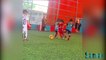 أطفال يلعبون كرة القدم - لقطات مضحكة ، مهارات ، أهداف