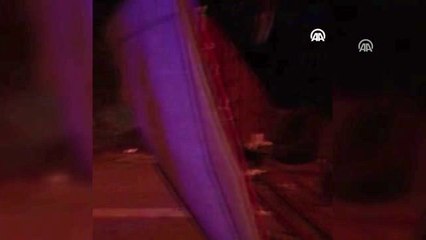 Düzensiz göçmenleri taşıyan kamyon devrildi: 32 yaralı