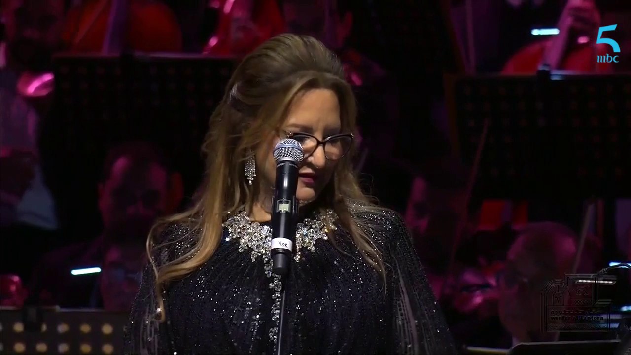 الفنانة القديرة عزيزة جلال تغنى "مستنياك" على المسرح بعد غياب طويل