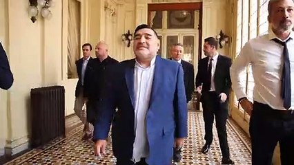 Maradona saludó desde balcón de Casa Rosada tras ser recibido por presidente argentino