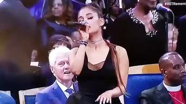 Críticas a Bill Clinton por mirarle el culo a Ariana Grande en el funeral de Aretha Franklin