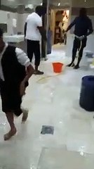 Graban a esta estrella del Liverpool limpiando el baño de una mezquita tras ganar un partido