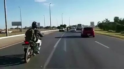 Este motorista torpe provoca dos accidentes seguidos