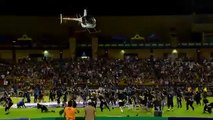 Lluvia de billetes: Este club de fútbol arroja dinero sobre sus aficionados desde un helicóptero