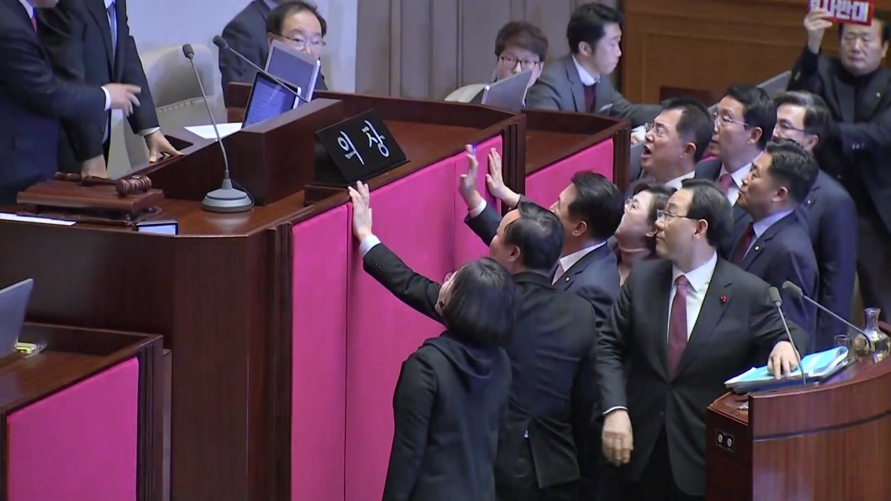 잠시 뒤 본회의 개의 ...선거법 개정안 표결 / YTN