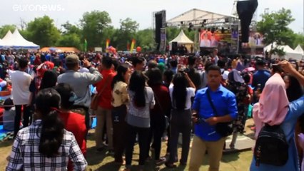 شاهد: الإندونيسيون يصلون فرحاً بمشاهدة الكسوف الشمسي