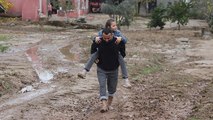 Yol yapılmayınca okula giden çocuklarını sırtlarında taşıyorlar
