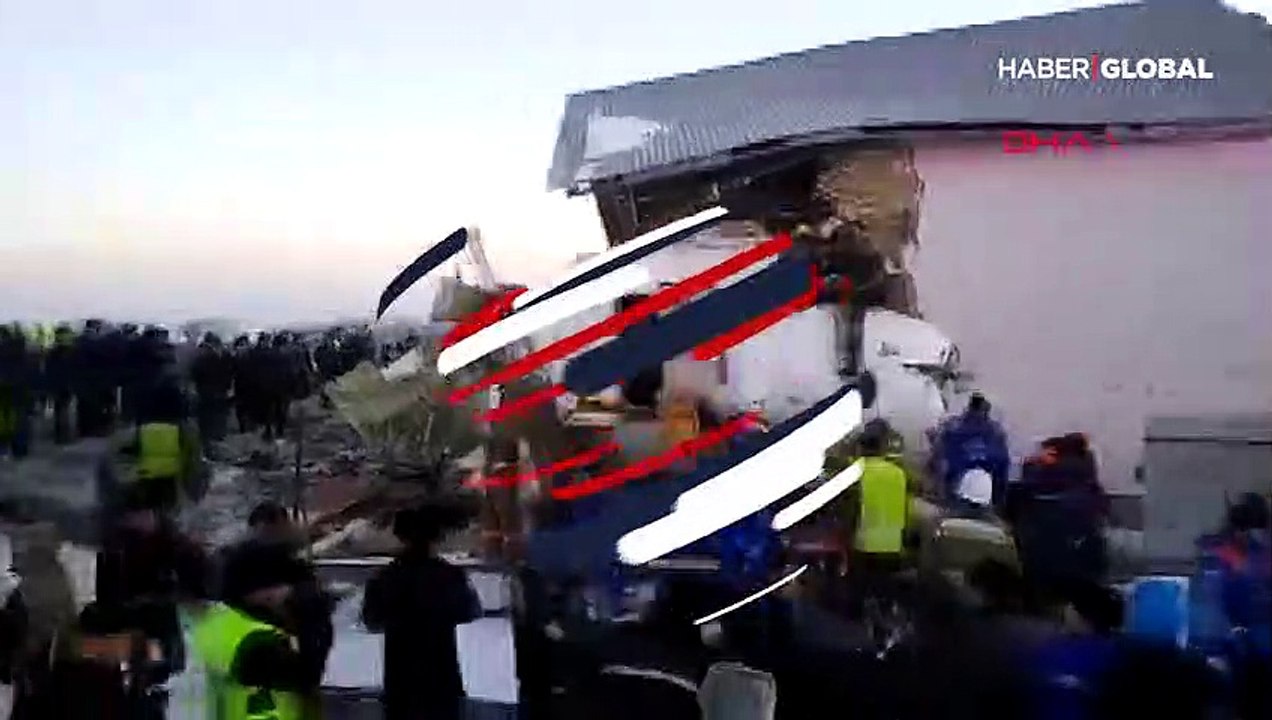 Kazakistan'da yolcu uçağı kalkış sırasında düştü! Çok sayıda ölü var