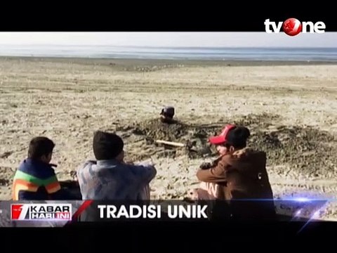 Tradisi Unik Saat Gerhana, Kuburkan Diri di Pasir Pantai
