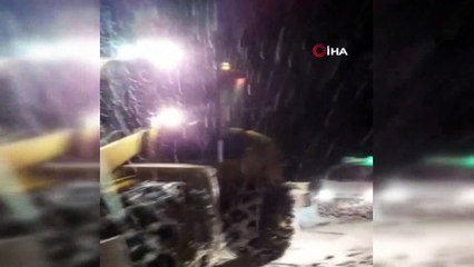 Cenaze aracı tipide mahsur kaldı