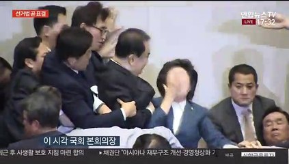 [현장연결] 문의장, 한국당 의원들 저지 뚫고 의장석 착석 시도