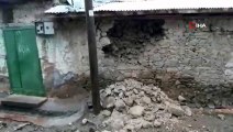 Elazığ'ın Sivrice ilçesine bağlı Günbağı köyünde deprem sonrası bir evde hasar oluştu