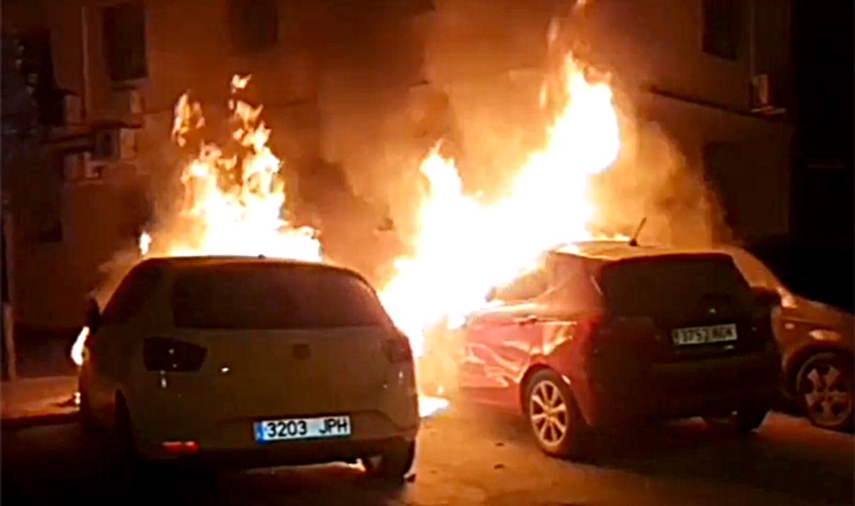 Cuatro coches afectados en un incendio en la calle  Madre San Marcelo de Sevilla