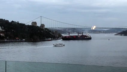 Rumeli Hisarı'nda yük gemisi kıyıya vurdu