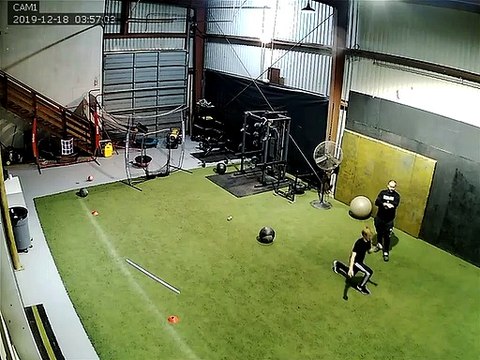 Le lancer de balle termine entre les jambes de l'entraîneur... Oups !