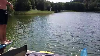 Plat en plongeant d'un banc cassé au bord du lac...