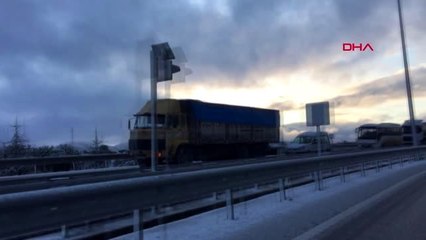 Burdur'da buzlanma nedeniyle trafik aksadı