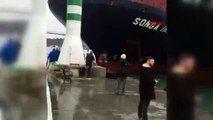 İstanbul Boğazı'nda gemi kıyıya çarptı!