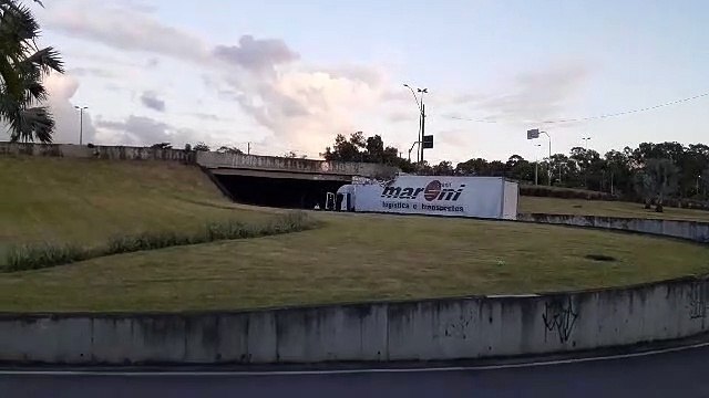 Carreta fica com baú destruído ao bater em viaduto perto da Ufes