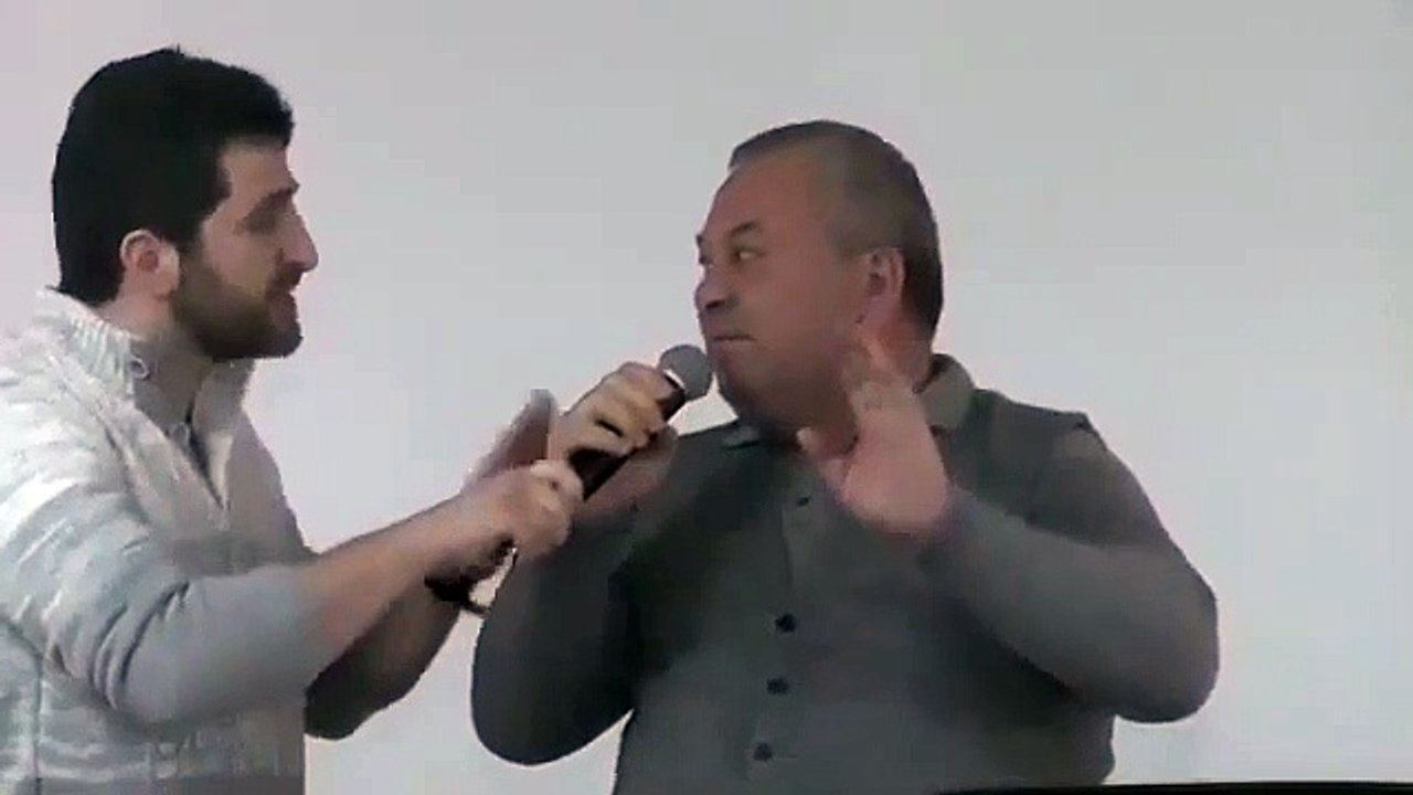 Ordulular, MHP Ordu Milletvekili Enginyurt'un elinden mikrofonu aldı, sahneden indirdi; "Burada siyaset yapamazsın"