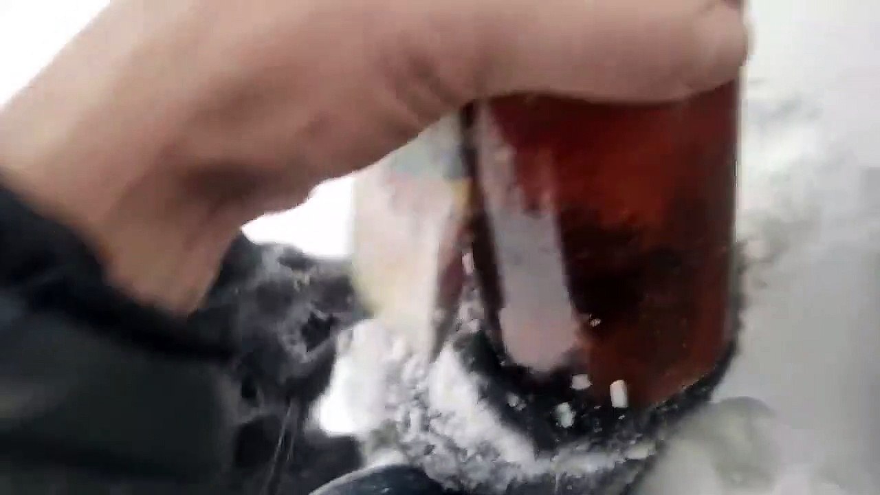 Un pêcheur russe sauve un chiot dans la neige !