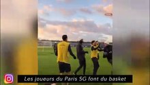 Les joueurs du PSG font du basket