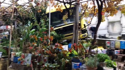 Yoldan çıkan tır evin bahçesine uçtu