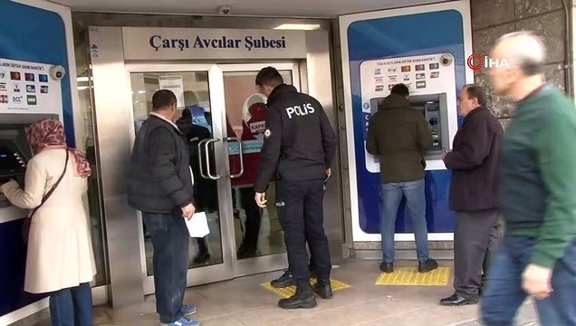 Avcılar Merkez Mahallesi Reşitapaşa Caddesi'nde bir banka şubesinde silahlı soygun gerçekleşti. Olay yerine çok sayıda polis ekibi sevk edildi.