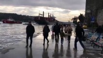 Yük gemisi İstanbul Boğazı'nda karaya oturdu (5) - İSTANBUL