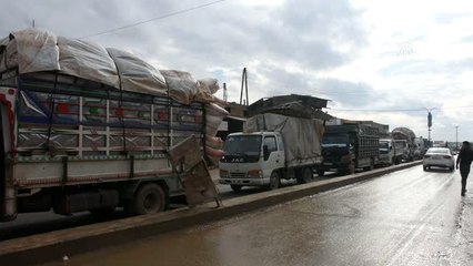 İdlib'de hava saldırıları durmasına rağmen sınırdaki sivillerin çilesi sürüyor (2)