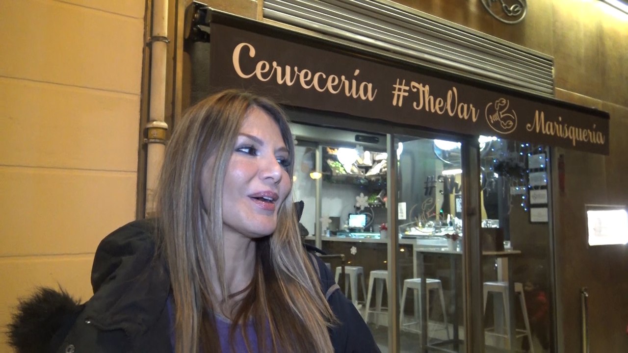 Ivonne Reyes disfruta de una cena de lo más div...