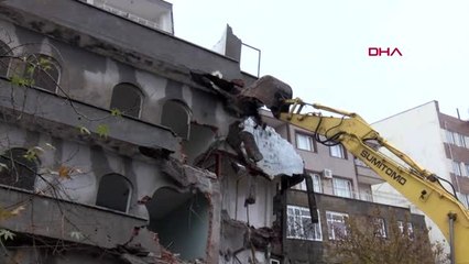 Adıyaman'da çöken bina, kontrollü yıkıldı