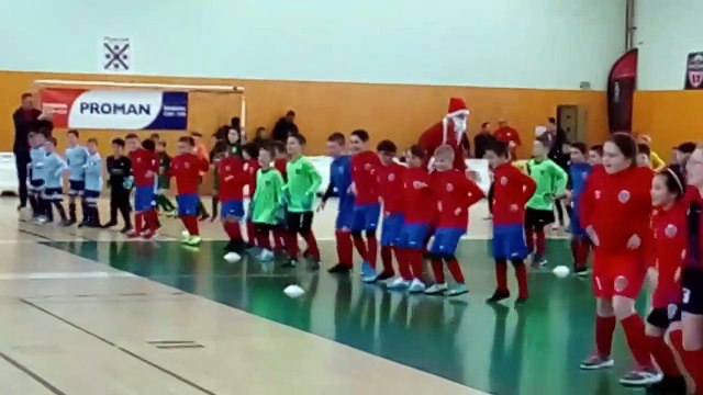 Tournoi régional de futsal : U8/U9 échauffement en musique avec le Père Noël !