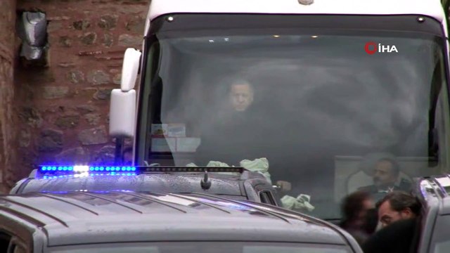 Cumhurbaşkanı Erdoğan, Cuma namazı çıkışında vatandaşları selamladı