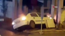 Jandarma Komutanlığı duvarına çarpan otomobil alev alev yandı