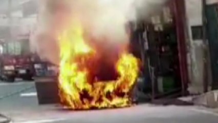 서울 흑석동서 주차 차량 화재...엔진에서 발화 / YTN