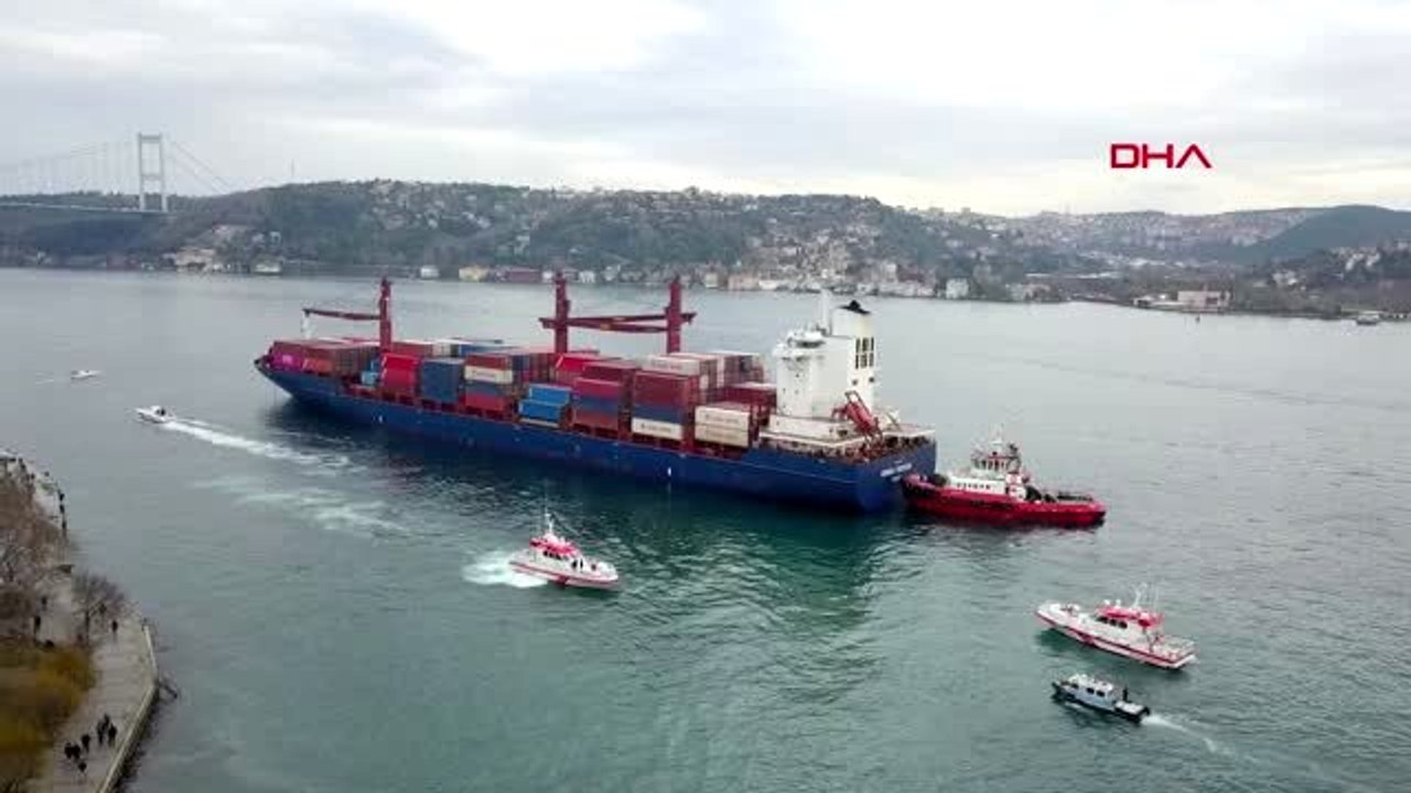 Boğazda gemi karaya oturdu